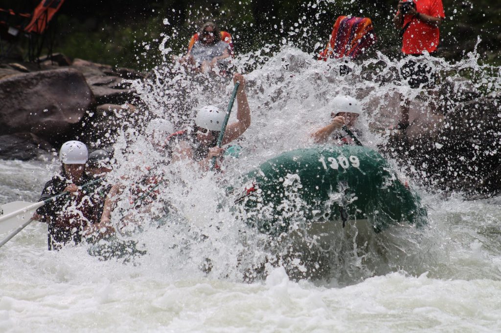 RAFTING TOUR CLASS III & IV